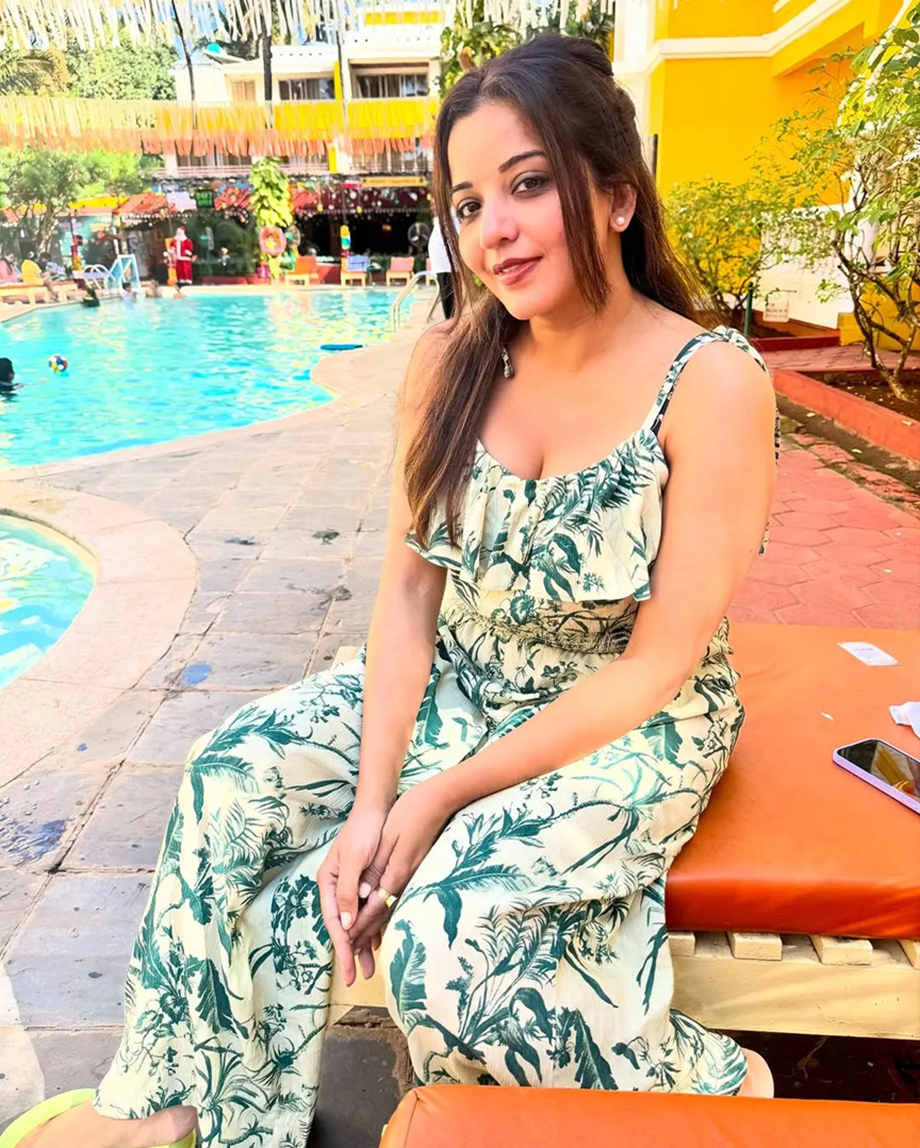 1747748076 269 Photo Gallery Monalisa gave stunning poses in front of the