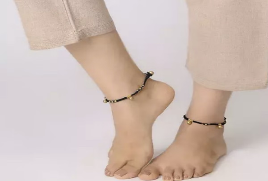 1749045343 683 Astrology Tips Can women wear anklets and black thread together