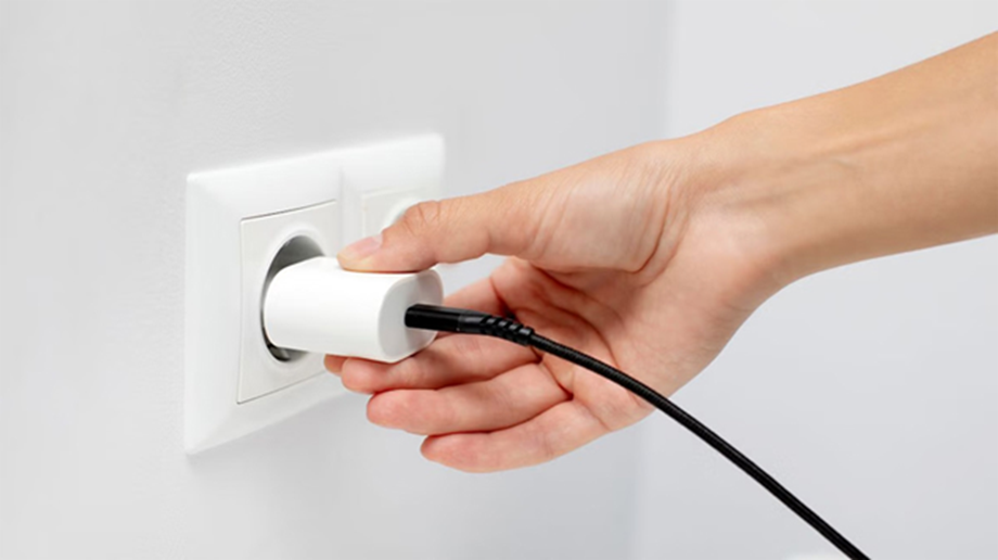 1751725376 701 Fact Check Does keeping the mobile charger plugged in the